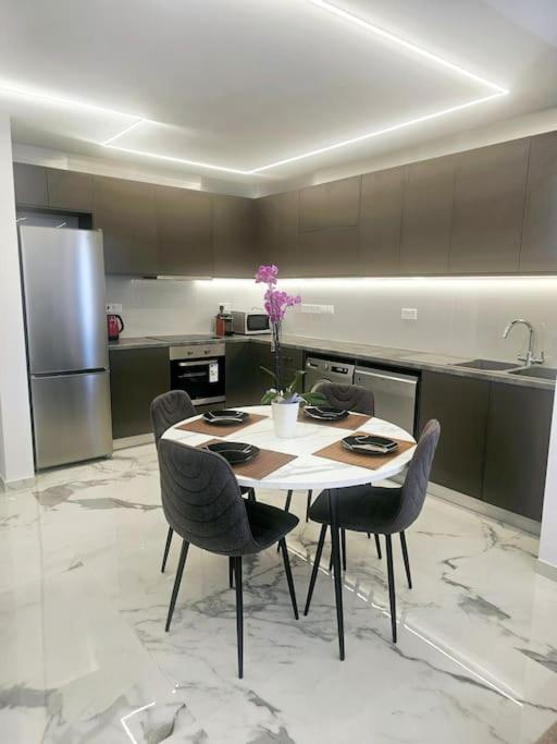 Deluxe Apartment Paphos Exterior photo